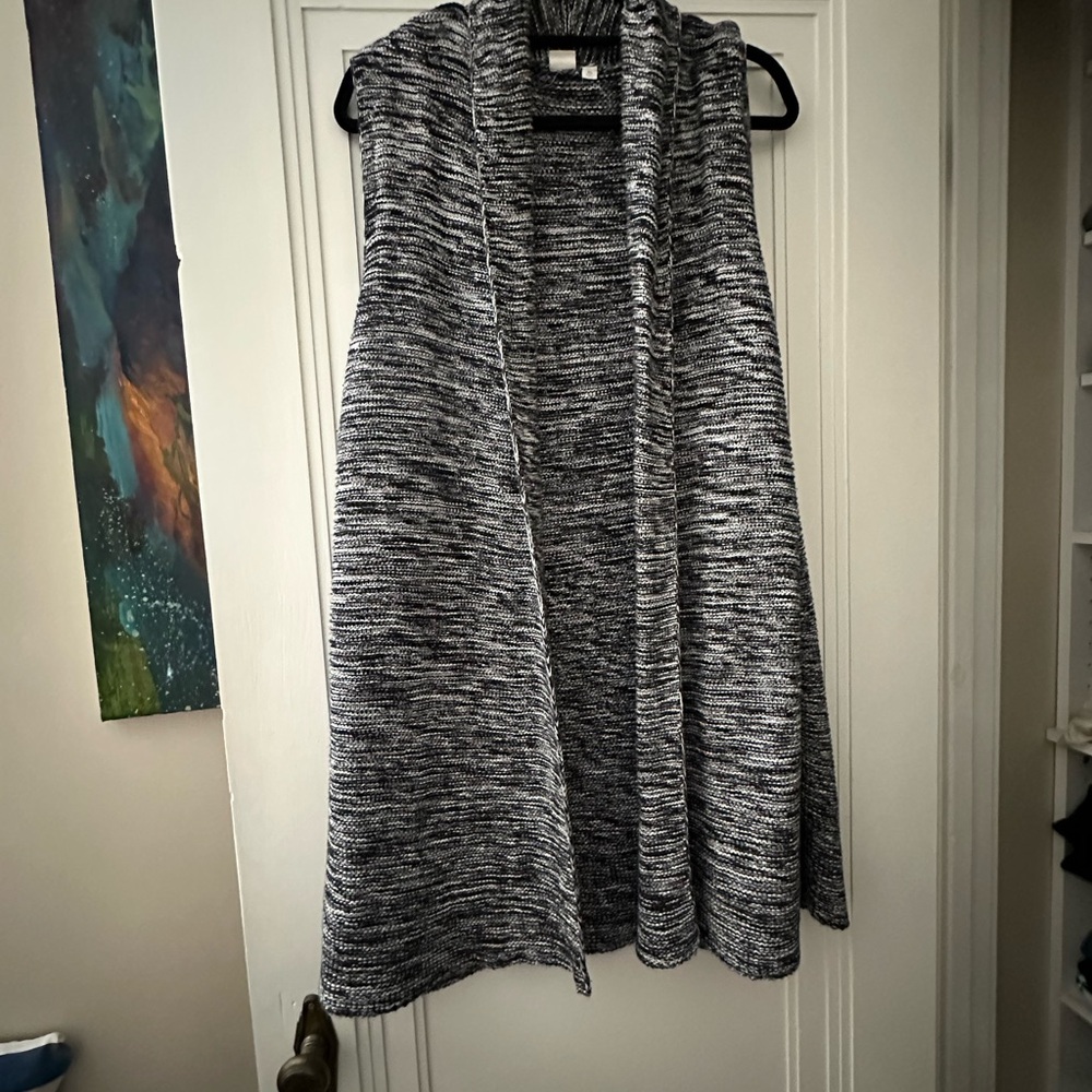 GAP Black and White Knit Sleveless Cardigan